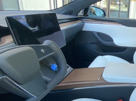 tesla-model-s-yoke-steering-wheel-interior-465x348.jpg